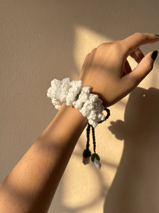 Jasmine Crochet Gajra – close-up of white crochet flowers