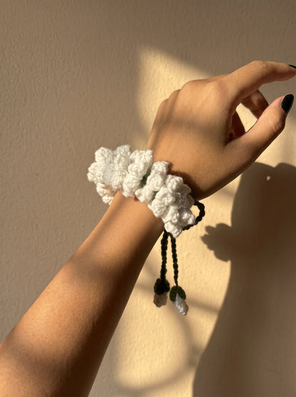 Jasmine Crochet Gajra – close-up of white crochet flowers